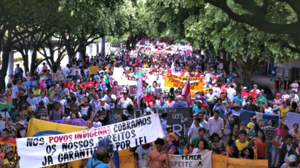 Indígenas fazem manifestação a favor dos direitos pela vida