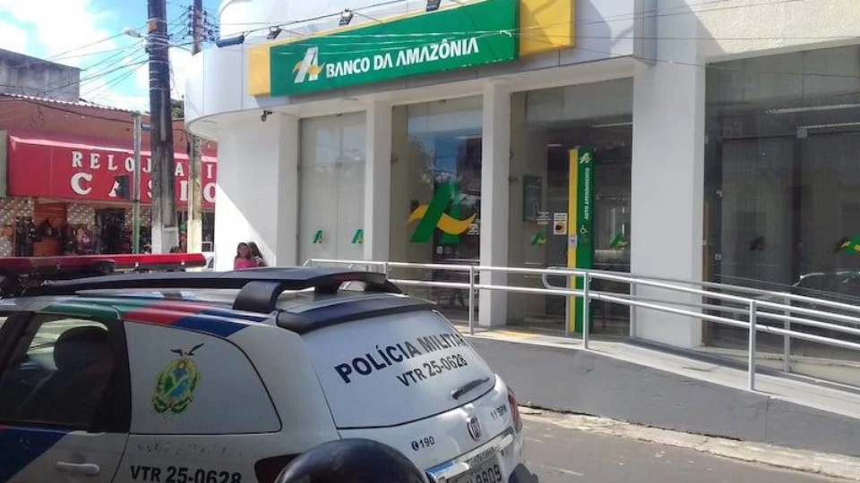 PMs são presos suspeitos de envolvimento em assalto a banco; SSP vai se pronunciar