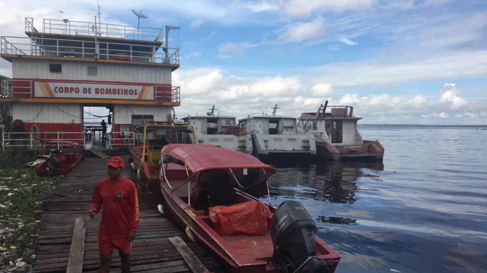 Corpo de homem é resgatado pelo Corpo de Bombeiros vítima de afogamento no lago do Puraquequara
