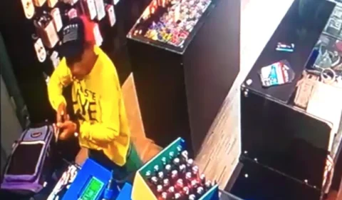 Dupla assalta loja de assistência técnica e leva 30 celulares em Manaus