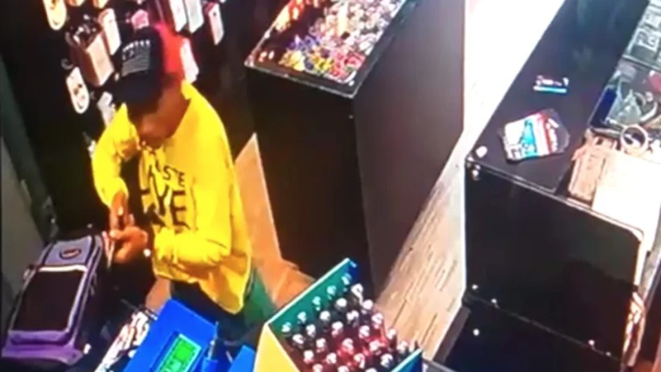 Dupla assalta loja de assistência técnica e leva 30 celulares em Manaus