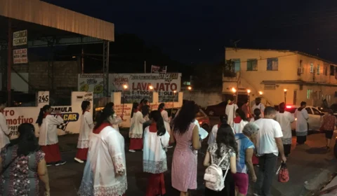 Dezenas de fiéis celebram a Via Sacra na procissão da paróquia São José