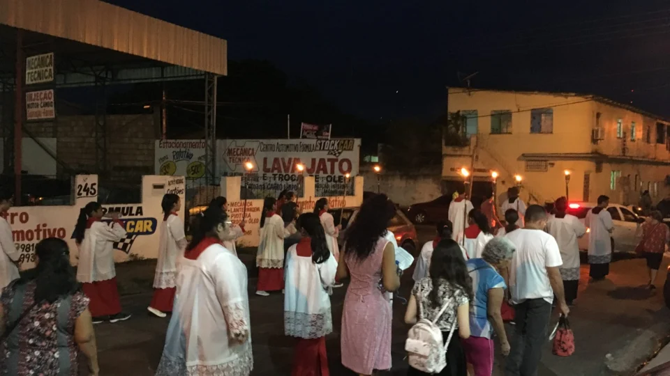 Dezenas de fiéis celebram a Via Sacra na procissão da paróquia São José