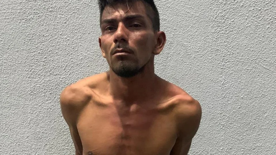 Com tornozeleira eletrônica, detento é preso por furto em escola de samba