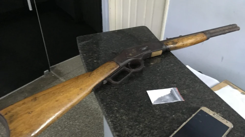 Dupla é presa com rifle calibre 44 e drogas no bairro Cidade Nova