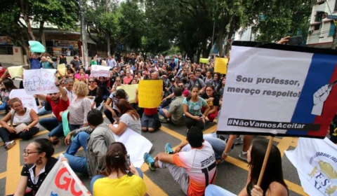 Comissão de professores ameaça fazer ‘acampamento’ em frente a sede do Governo em Manaus