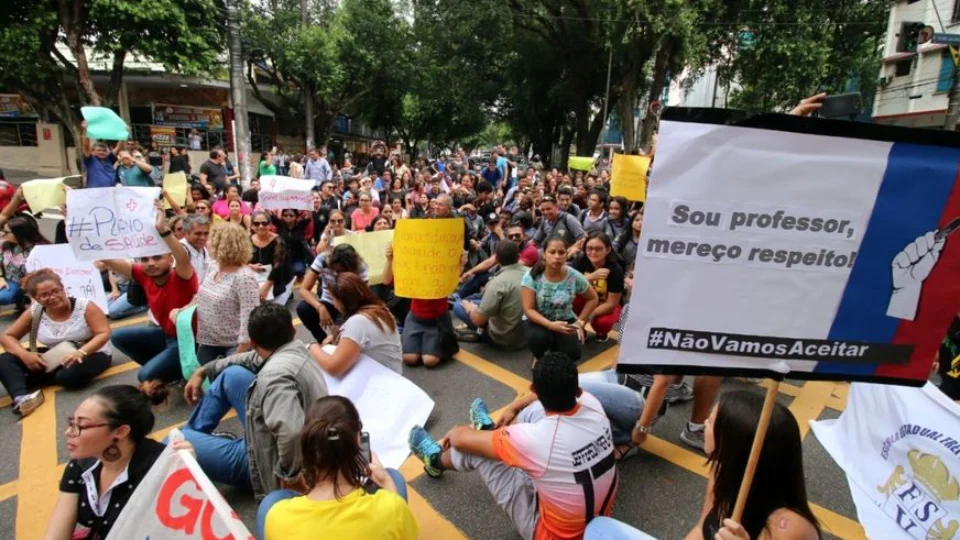 Comissão de professores ameaça fazer ‘acampamento’ em frente a sede do Governo em Manaus