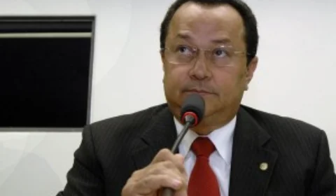 Funcionários “fantasmas” podem levar Silas Câmara pra trás das grades