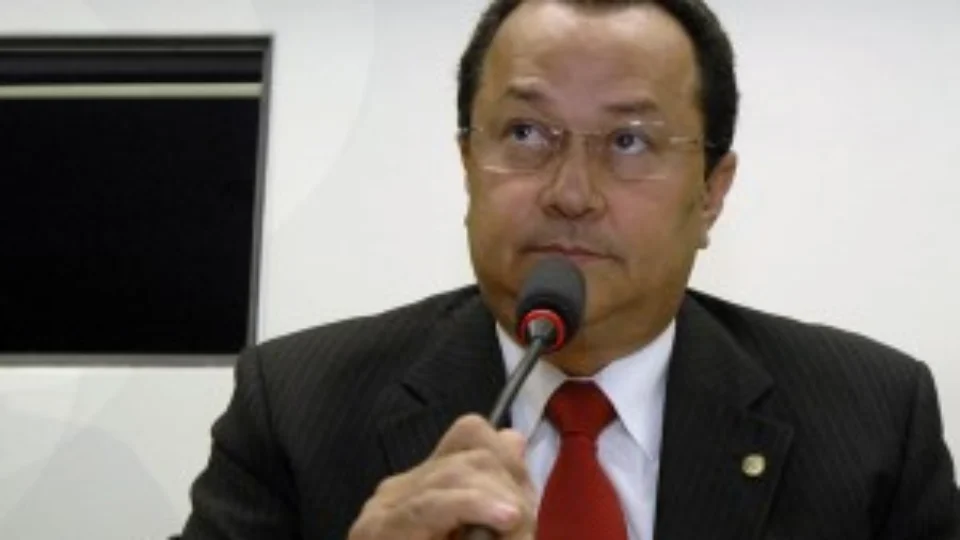 Funcionários “fantasmas” podem levar Silas Câmara pra trás das grades