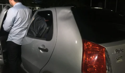 Travestis armadas assaltam motorista e levam dinheiro, celular e joias