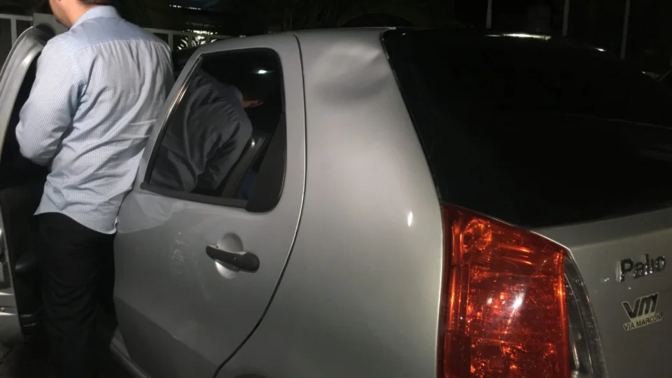 Travestis armadas assaltam motorista e levam dinheiro, celular e joias