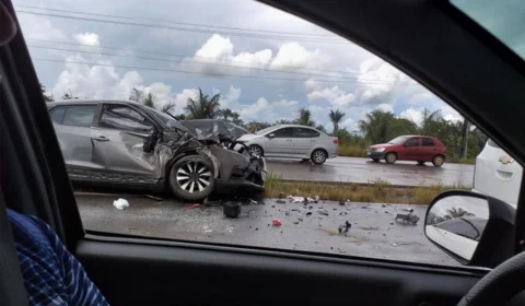 Acidente deixa carro totalmente destruído após acidente na AM-070