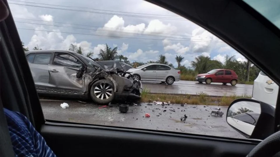 Acidente deixa carro totalmente destruído após acidente na AM-070