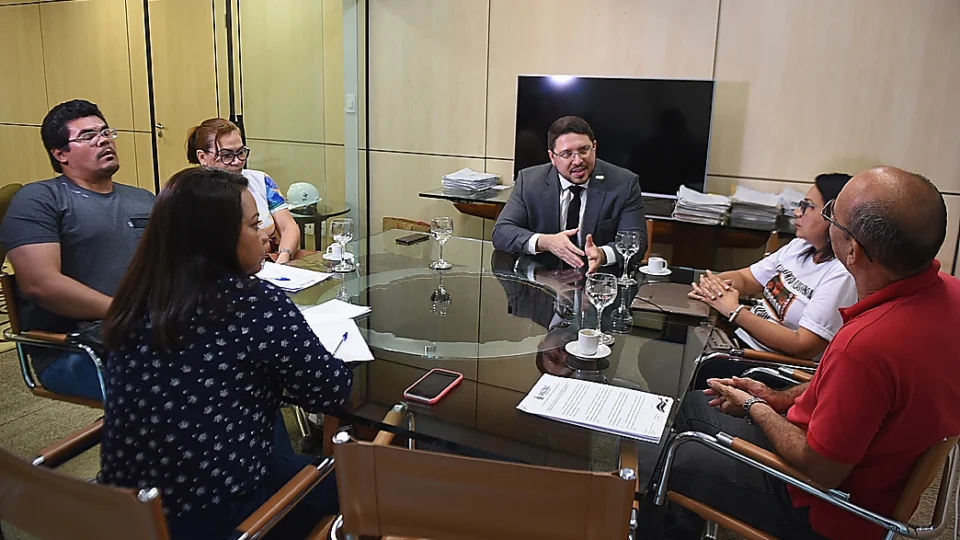 Governo do AM faz contraproposta para educadores e se compromete atendê-los seguindo o orçamento