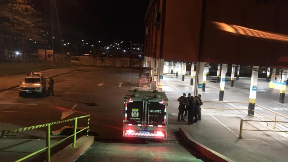 Jovem é executado dentro de estacionamento de supermercado na Grande Circular