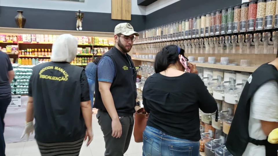 Procon multa supermercado por venda de alimentos impróprios em Manaus