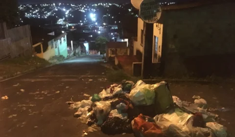 Quilos de lixo bloqueiam ruas por falta de limpeza pública, no bairro Jorge Teixeira