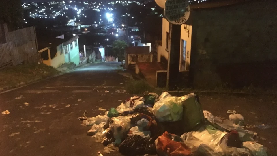 Quilos de lixo já bloqueiam ruas por falta de limpeza pública, no Jorge Teixeira