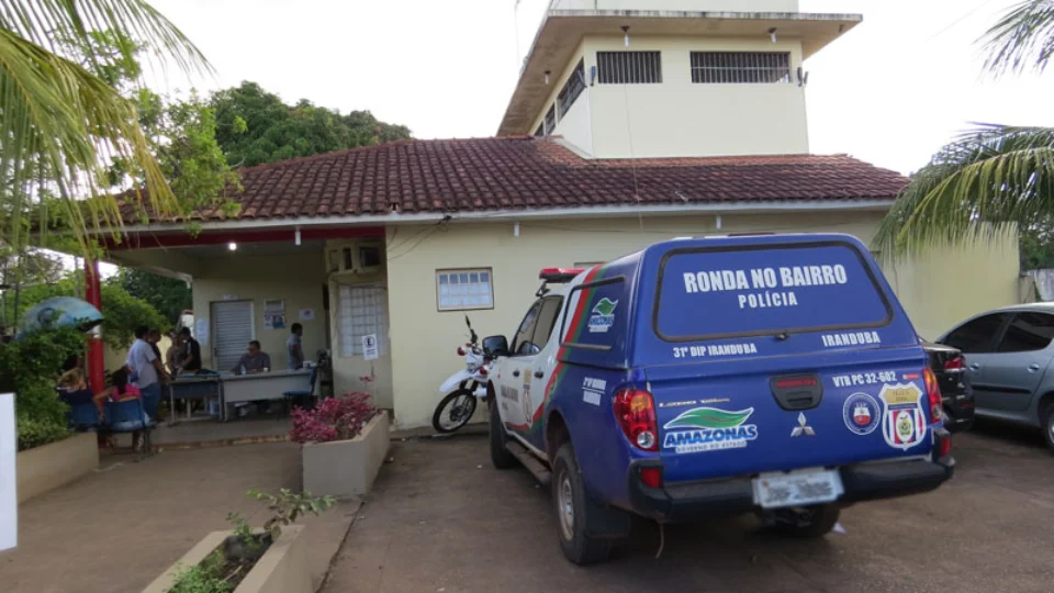 Nervoso durante abordagem, suspeito de furto se entrega à polícia