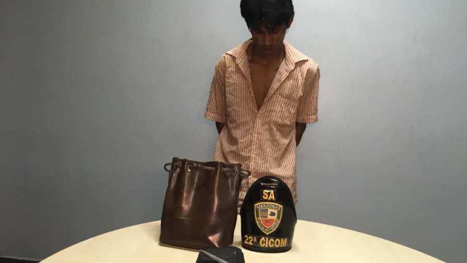 Após assaltar mulheres com faca, homem é preso