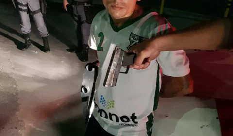 Homem é preso dentro de ônibus quando se preparava para assalto