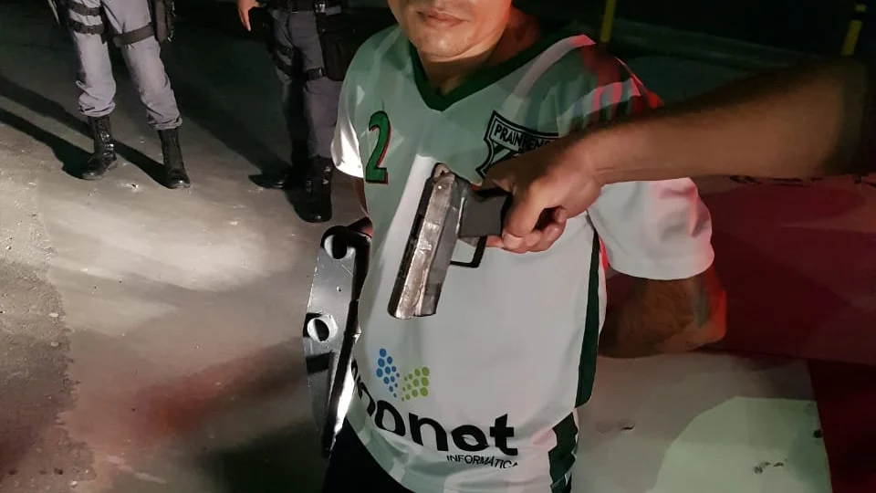 Homem é preso dentro de ônibus quando se preparava para assalto