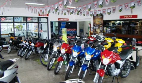 Homem faz funcionária de escudo humano em loja de motocicletas