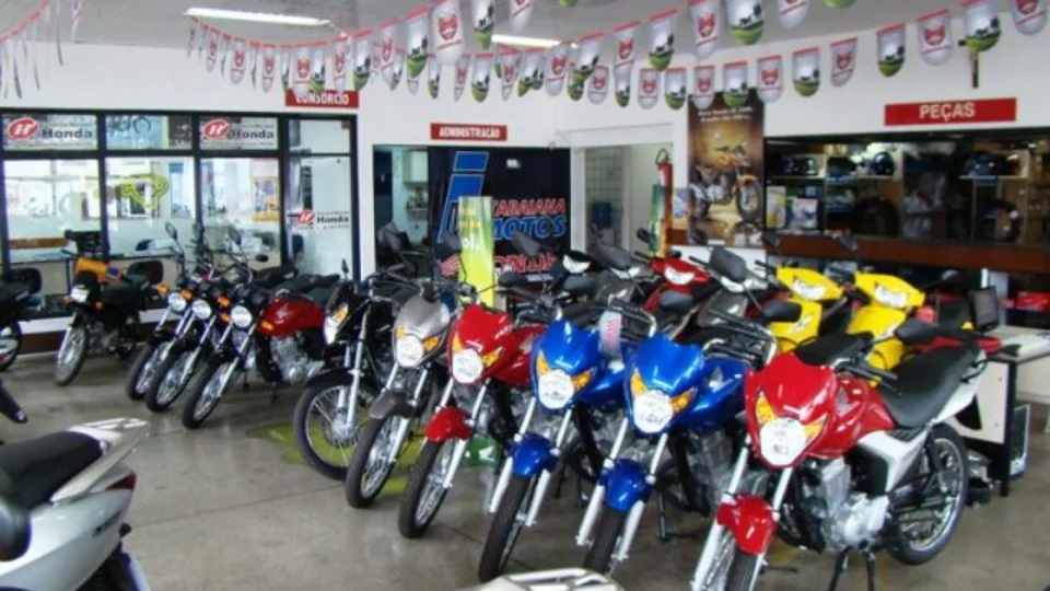 Homem faz funcionária de escudo humano em loja de motocicletas