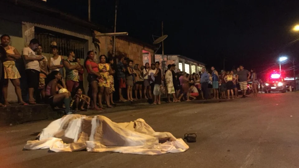 Homem é assassinado a tiros ao lado da própria esposa, no bairro Cidade de Deus