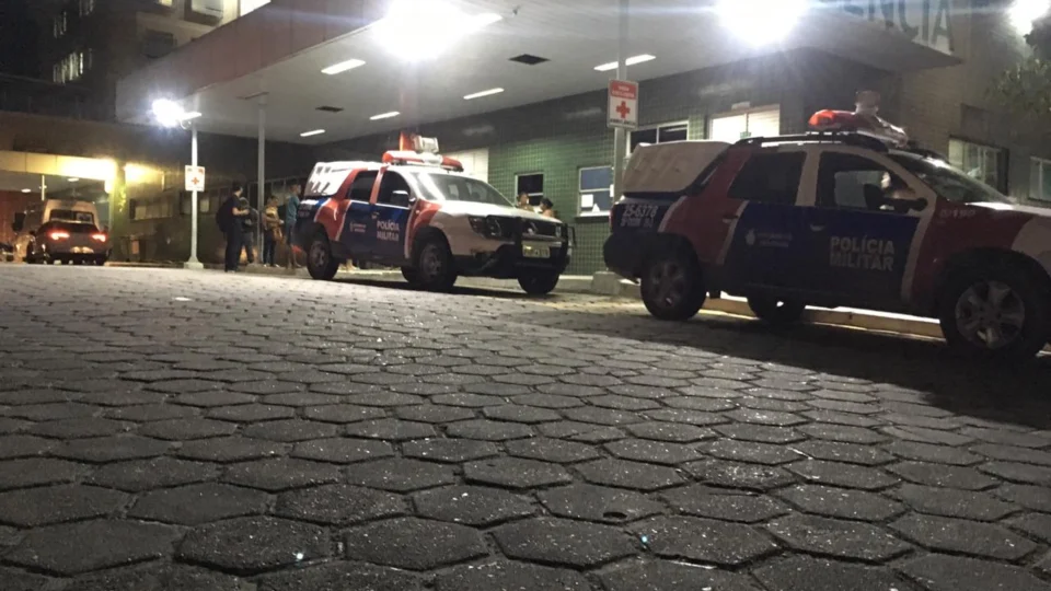 Após partida de futebol homem leva 5 tiros e outro é esfaqueado no Mutirão