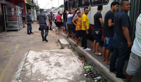 PM faz abordagem a ônibus  das linhas 300 e 640 e revista passageiros