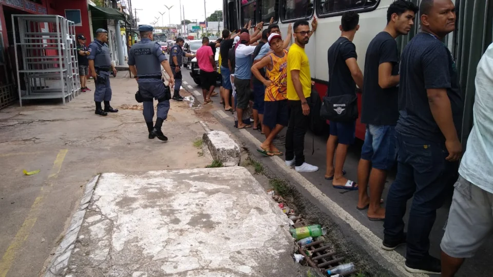 PM faz abordagem a ônibus  das linhas 300 e 640 e revista passageiros