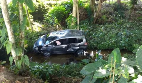 Acidente de carro deixa família presa às ferragens em Manaus