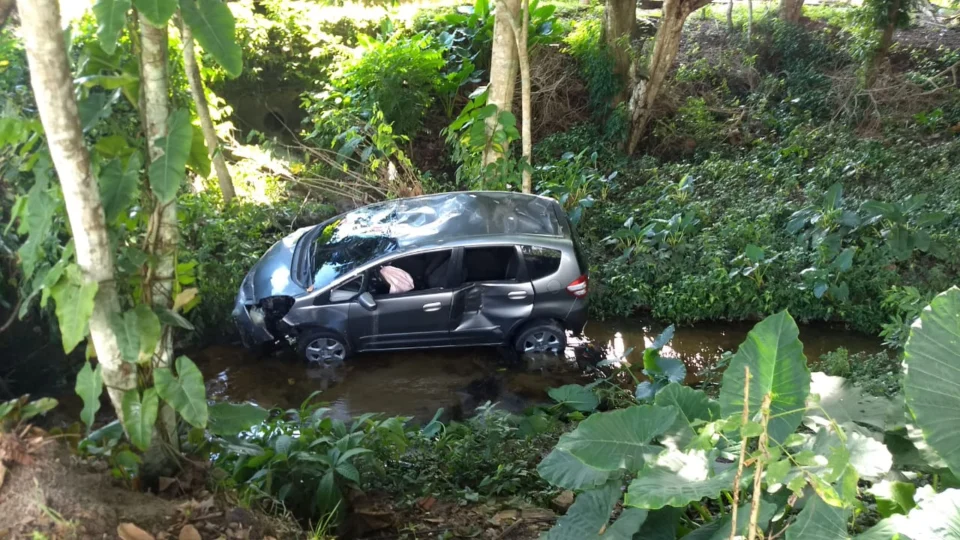 Acidente de carro deixa família presa às ferragens em Manaus