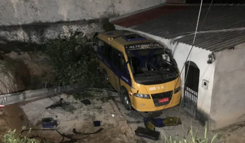 Motorista de ônibus alternativo perde controle do veículo e invade residência na Cidade de Deus