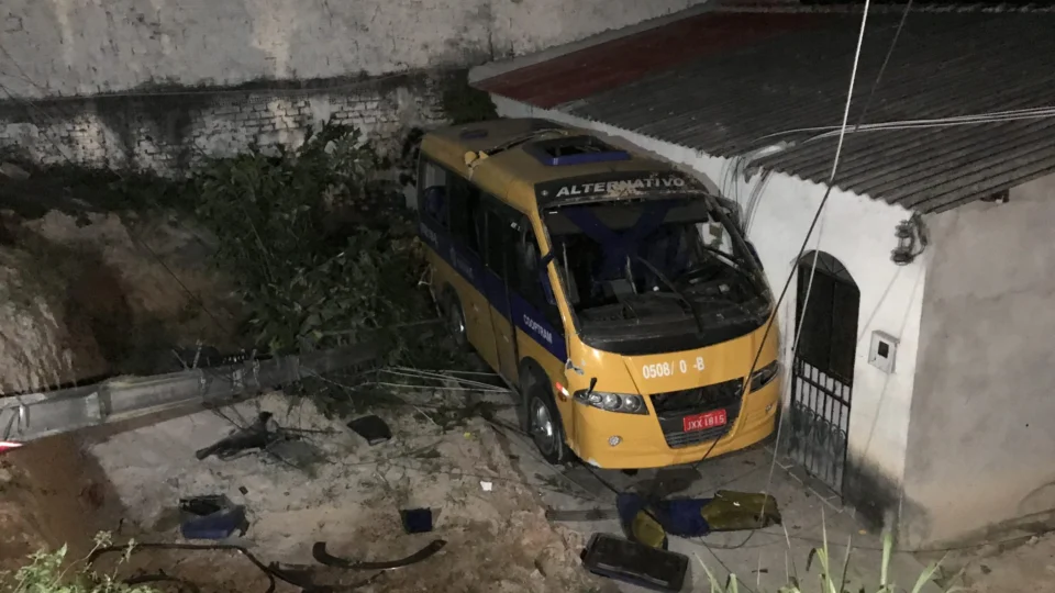 Motorista de ônibus alternativo perde controle do veículo e invade residência na Cidade de Deus