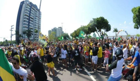 Ato de apoio ao governo Bolsonaro reúne manifestantes na orla da Ponta Negra
