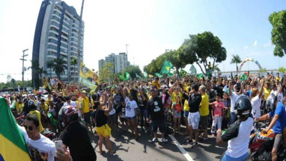 Ato de apoio ao governo Bolsonaro reúne manifestantes na orla da Ponta Negra