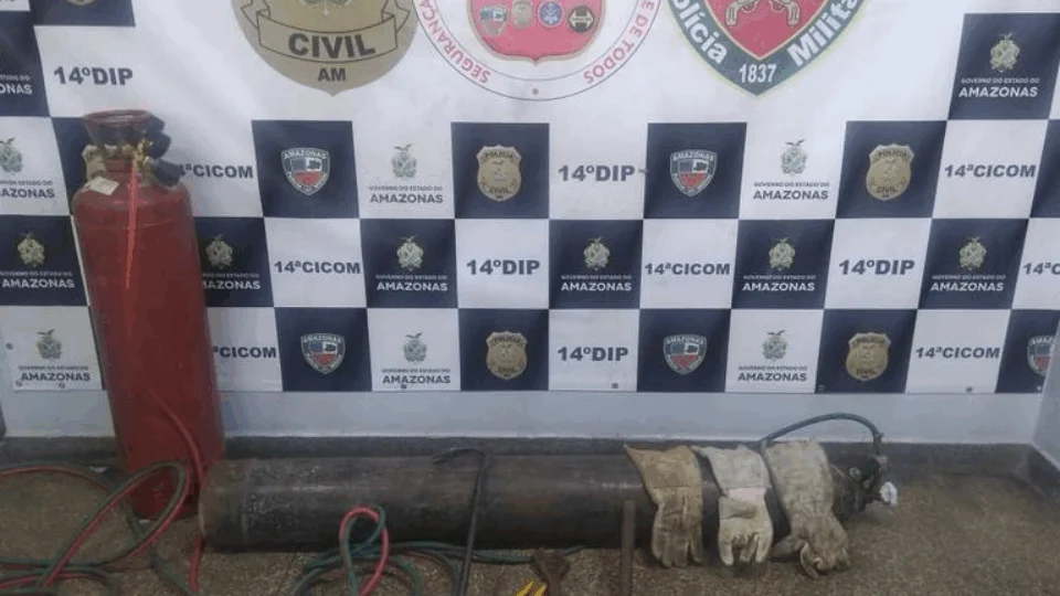 Assaltantes invadem posto de gasolina e mantêm funcionários reféns em Manaus