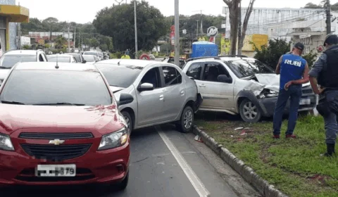 Colisão entre três veículos deixa trânsito intenso na Avenida do Turismo