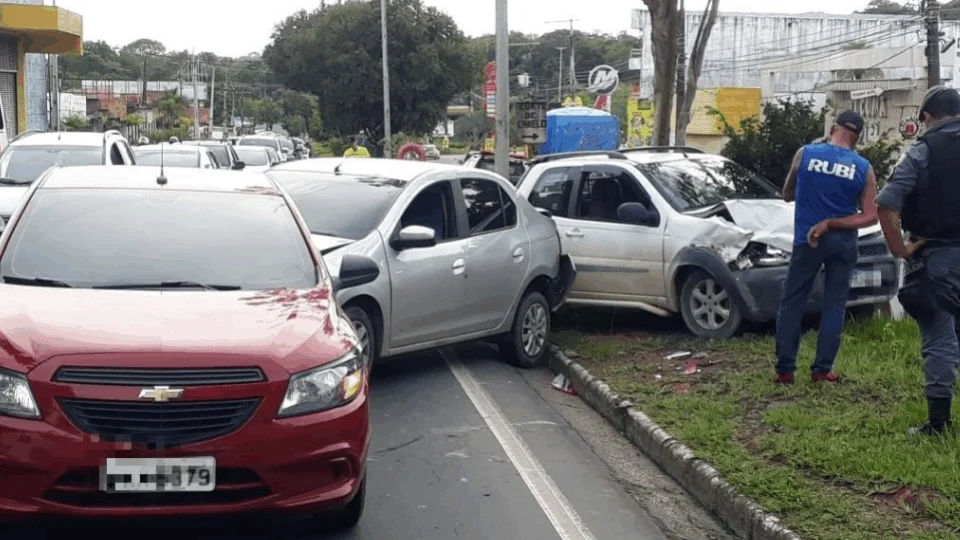 Colisão entre três veículos deixa trânsito intenso na Avenida do Turismo