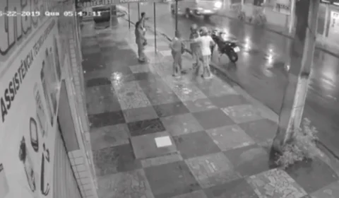 Vídeo mostra dupla assaltando três pessoas em ponto de ônibus em Manaus