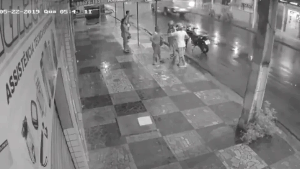 Vídeo mostra dupla assaltando três pessoas em ponto de ônibus em Manaus