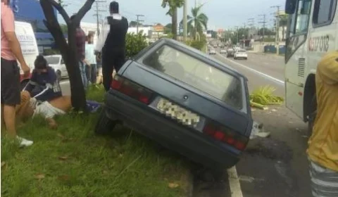 Motorista invade a contramão e capota veículo na Torquato Tapajós