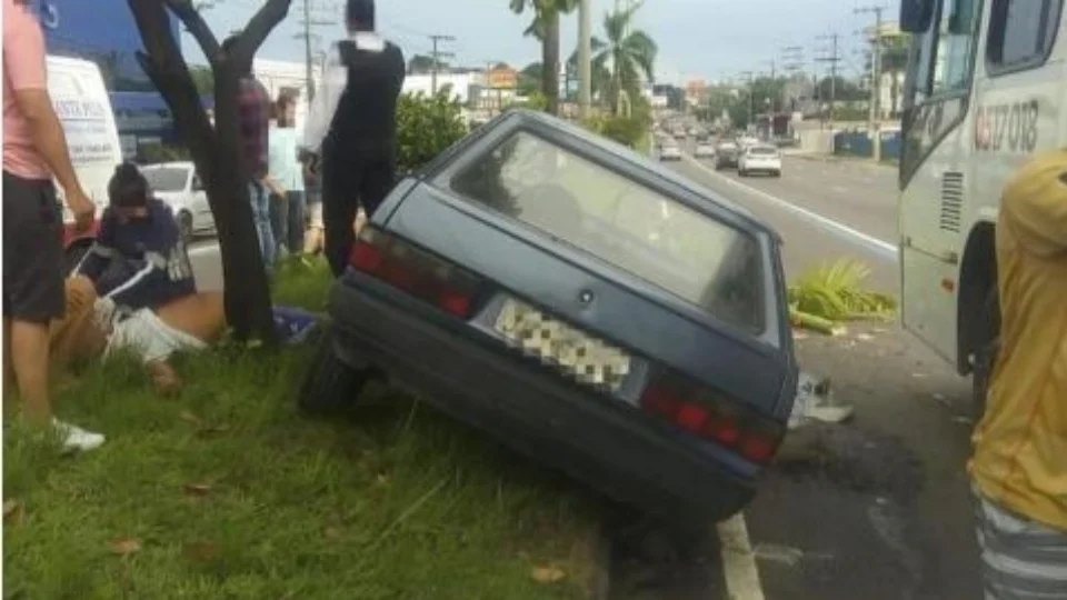 Motorista invade a contramão e capota veículo na Torquato Tapajós