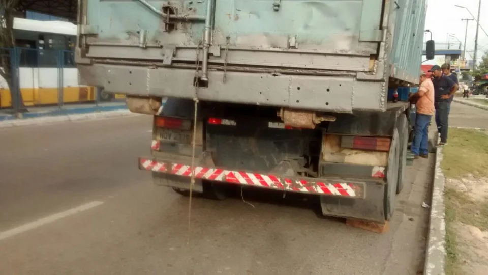 Mecânico morre esmagado enquanto fazia manutenção de caminhão na avenida Camapuã