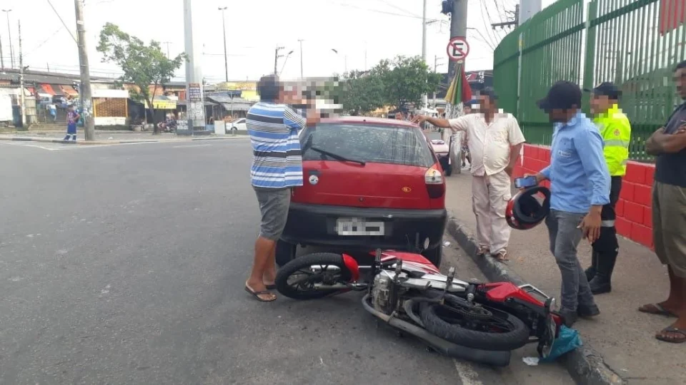 Acidente entre carro e moto deixa vítima lesionada na Bola do Produtor