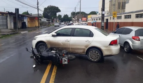Colisão entre motocicleta e carro deixa vítima lesionada na Zona Norte
