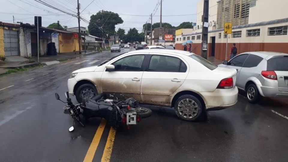 Colisão entre motocicleta e carro deixa vítima lesionada na Zona Norte