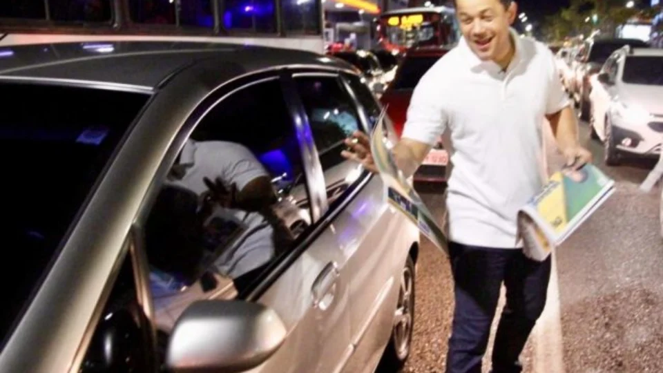 Delegado Pablo presta contas com panfletagem em Manaus